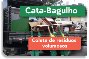 Na imagem funcionários aparecem colocando uma caixa em um dos caminhões